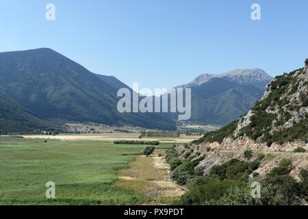 Paesaggi di montagna circondato Lago Stymphalia, che è riempito con fitti canneti in estate, Peloponneso e Grecia. Famoso nel mito come il sito dove Foto Stock