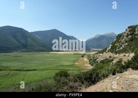 Paesaggi di montagna circondato Lago Stymphalia, che è riempito con fitti canneti in estate, Peloponneso e Grecia. Famoso nel mito come il sito dove Foto Stock