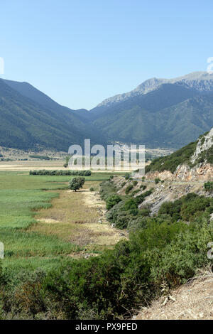 Paesaggi di montagna circondato Lago Stymphalia, che è riempito con fitti canneti in estate, Peloponneso e Grecia. Famoso nel mito come il sito dove Foto Stock