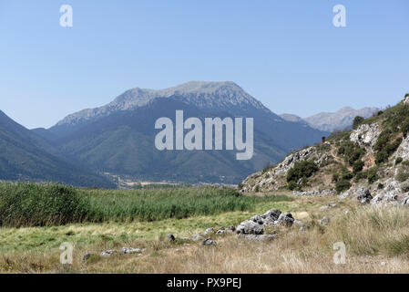 Paesaggi di montagna circondato Lago Stymphalia, che è riempito con fitti canneti in estate, Peloponneso e Grecia. Famoso nel mito come il sito dove Foto Stock