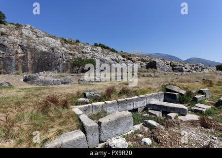 Rovine del Fountain House, quale acqua da una molla perpetua continua a bolla. Stymphalos. Stymphalia. Peloponneso. La Grecia. Il Fountain House Foto Stock