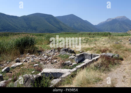 Rovine del Fountain House, quale acqua da una molla perpetua continua a bolla. Stymphalos. Stymphalia. Peloponneso. La Grecia. Il Fountain House Foto Stock