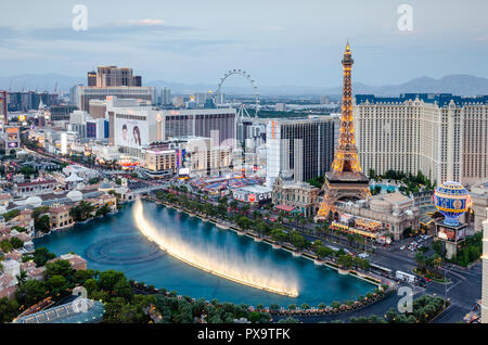 Lunga esposizione della Bellago fontane e Las Vegas Skyline Foto Stock