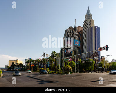 Il New York New York Hotel e digital signage su Las Vegas Boulevard di Las Vegas, Nevada, USA il 13 agosto 2018 Foto Stock