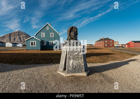 Busto di polare norvegese explorer Roald Amundsen, a Ny Ålesund, isola Spitsbergen, arcipelago delle Svalbard Foto Stock