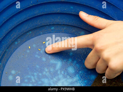 Oro corso di panning per visitatori e turisti sul Mennock acqua vicino Wanlockhead, Scozia. Foto Stock