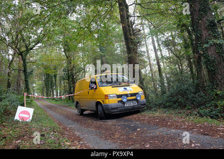 Ottobre 2018 - auto da rally radio giallo marshal van sul palco durante un campionato del mondo di Rally del Galles Foto Stock