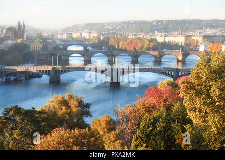 Praga centrale e sei ponti sul fiume Moldava a Praga Repubblica Ceca, in una nebbiosa mattina in autunno Foto Stock