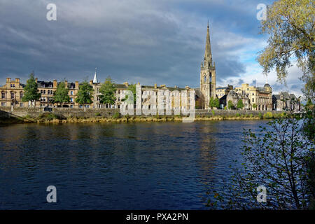 Perth, Scotland, Regno Unito. Guardando verso il Tay Street dalla Norrie Miller a piedi. L'alluvione muro di difesa può essere visto lungo Tay Street. Foto Stock