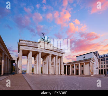 La Porta di Brandeburgo (Brandenburger Tor) di Berlino, Germania, su un tramonto, immagine panoramica Foto Stock