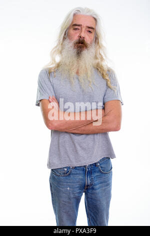 Studio shot di senior uomo barbuto in piedi con le braccia incrociate Foto Stock