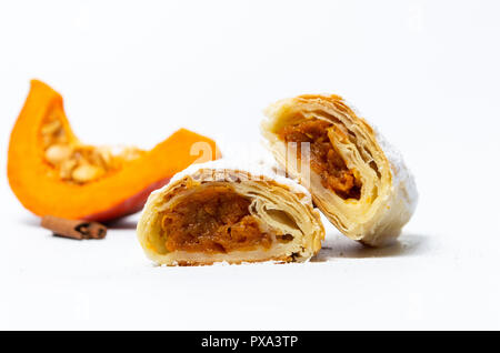 In casa torta di zucca con zucchero su sfondo bianco Foto Stock