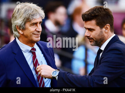 West Ham United manager Manuel Pellegrini (sinistra) saluta Tottenham Hotspur manager Mauricio Pochettino durante il match di Premier League a Londra Stadium. Foto Stock