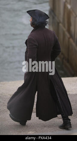 Riprese di l'ultima serie di 'Poldark', Aiden passeggiate in giro per il set nel porto. Dotato di: Aidan Turner dove: St Austell, Regno Unito quando: 19 set 2018 Credit: David Sims/WENN.com Foto Stock