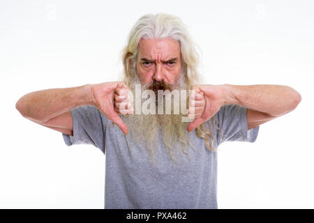 Studio shot di angry senior uomo barbuto dando il pollice verso il basso Foto Stock