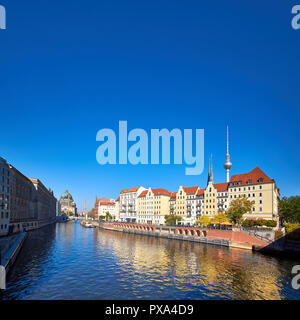 Riverside con vecchie case di Nikolaiviertel, la parte storica di Mitte di Berlino, Germania. Immagine panoramica, composizione quadrata con copy-spazio. Foto Stock