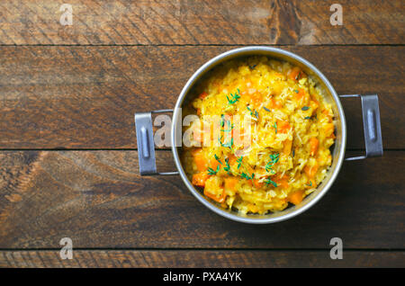 Delizioso il risotto di zucca con il timo e il parmigiano in una pentola Vintage, cucina italiana Foto Stock