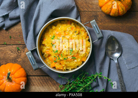 Delizioso il risotto di zucca con il timo e il parmigiano in una pentola Vintage, cucina italiana Foto Stock