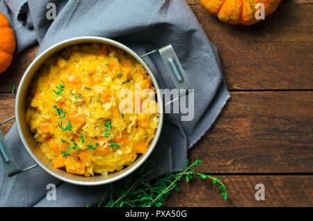 Delizioso il risotto di zucca con il timo e il parmigiano in una pentola Vintage, cucina italiana Foto Stock