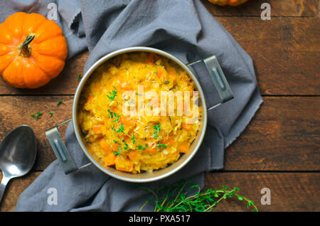 Delizioso il risotto di zucca con il timo e il parmigiano in una pentola Vintage, cucina italiana Foto Stock