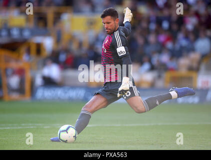 Watford portiere Ben adottivo assume un obiettivo calcio durante il match di Premier League a Molineux, Wolverhampton. Stampa foto di associazione. Picture Data: Sabato 20 Ottobre, 2018. Vedere PA storia SOCCER Lupi. Foto di credito dovrebbe leggere: Nick Potts/filo PA. Restrizioni: solo uso editoriale nessun uso non autorizzato di audio, video, dati, calendari, club/campionato loghi o 'live' servizi. Online in corrispondenza uso limitato a 120 immagini, nessun video emulazione. Nessun uso in scommesse, giochi o un singolo giocatore/club/league pubblicazioni. Foto Stock