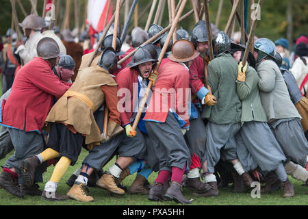 Membri del Nodo sigillato rievocazione della società prendere parte in una commemorazione della battaglia di Edgehill, il primo grande impegno della Guerra Civile Inglese, che fu combattuta il 23 ottobre 1642, a Radway Warwickshire. Foto Stock