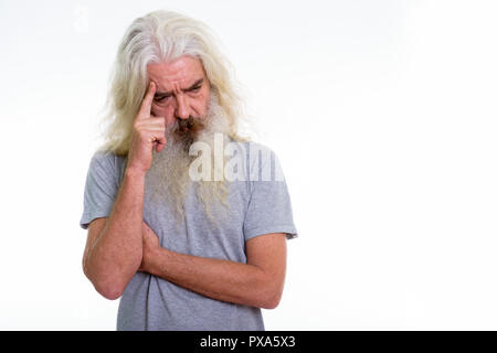 Studio shot di senior uomo barbuto cercando triste pensando Foto Stock