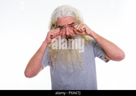 Studio shot di senior uomo barbuto cercando triste durante il pianto con Foto Stock