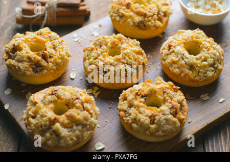 La torta di mele ciambelle alla cannella Farina di avena Crumble, fatti in casa pane appena sfornato Bomboloni Foto Stock