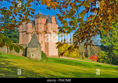 Rosa Craigievar Castle in autunno con giallo e marrone faggio lascia Foto Stock