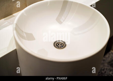 White round lavabo in una moderna stanza da bagno Foto Stock