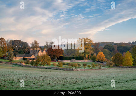 Upper Slaughter Manor in autunno a sunrise. Macellazione superiore. Cotswolds, Gloucestershire, Inghilterra Foto Stock