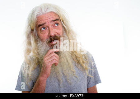 Close up di felice senior uomo barbuto sorridere mentre il pensiero e Foto Stock