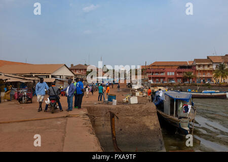 Bissau, Repubblica di Guinea Bissau - 5 Febbraio 2018: la gente al porto di Bissau nella città di Bissau in Guinea Bissau, Africa occidentale Foto Stock