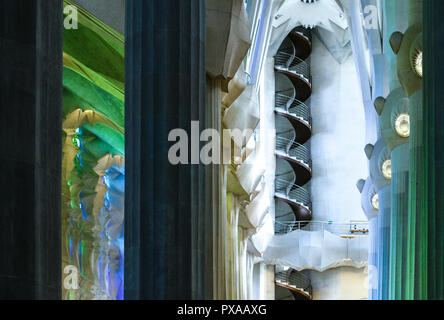 Dettaglio ipnotiche e luce del all'interno del landmark Sagrada Familia a Barcellona, Spagna Foto Stock