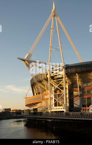 Il Principato Stadium di Cardiff, precedentemente noto come il Millennium Stadium, visto al tramonto a Cardiff, nel Galles, UK. Foto Stock