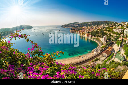 Vista panoramica di Villefranche sur Mer sulla Costa del paesaggio urbano di Nizza, Francia Foto Stock