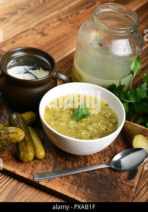 Gustosa zuppa di cetriolo su sfondo di legno Foto Stock