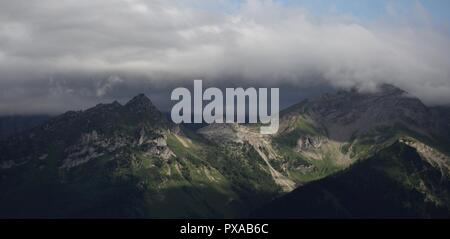 Picchi di montagna oscurata da nuvole Foto Stock
