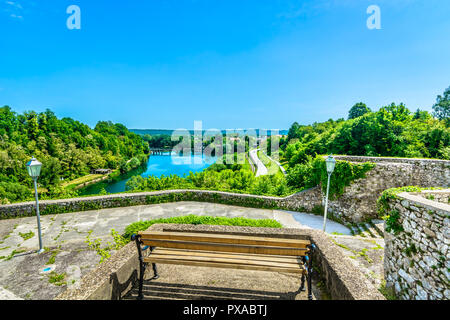 Vista panoramica al famoso punto di vista nella città vecchia Ozalj, Croazia. Foto Stock