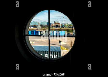 London, Regno Unito - 07 Ottobre 2018: Boa Trinity Wharf al fiume Tamigi e Bow Creek, Leamouth. Casa a Londra è solo faro, containe Foto Stock