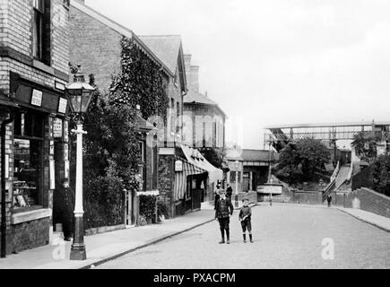 Stazione ferroviaria e Mellor Road, Cheadle Hulme all'inizio degli anni '1900 Foto Stock