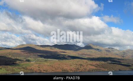 Torver UK Coniston. Vista in direzione di Coniston Old Man nel Lake District inglese Coniston Cumbria Regno Unito. Foto Stock