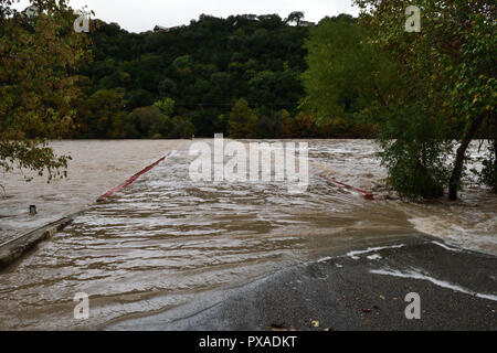 Acqua bassa carreggiata attraversamento inondazioni da effetto di acqua rilasciata dalla diga Mansfield Foto Stock