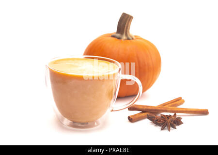 Una zucca Spice Latte su sfondo bianco Foto Stock