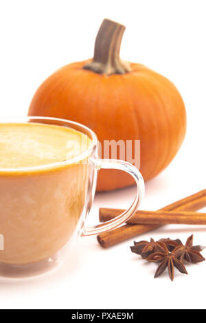 Una zucca Spice Latte su sfondo bianco Foto Stock