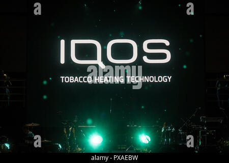 Belgrado, Serbia - Agosto 15, 2018: logo Iqos davanti a un bar terrazza in Serbia. Iqos, appartenenti a Philip Morris International, è un riscaldamento del tabacco Foto Stock