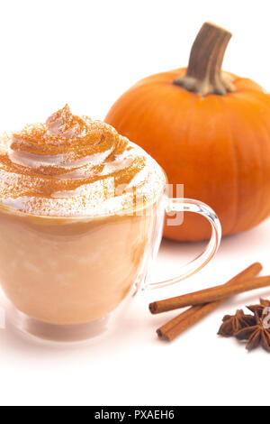 Una zucca Spice Latte su sfondo bianco Foto Stock