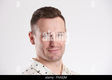 Headshot Ritratto di giovane uomo caucasico isolati su sfondo bianco Foto Stock