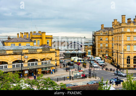 York, Regno Unito - 28 agosto 2018: La stazione ferroviaria di York curvi i dettagli architettonici e la banchina della stazione con treni e pendolari Foto Stock